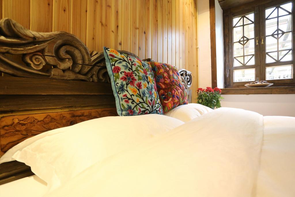 Shangri-La Mid - Mountain Homestay Exteriör bild
